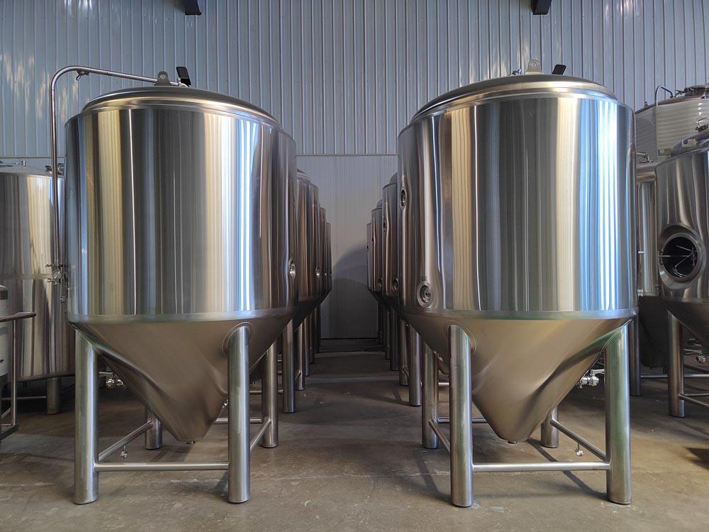 <b>Stainless steel Beer fermentation tank in microbrewery</b>
